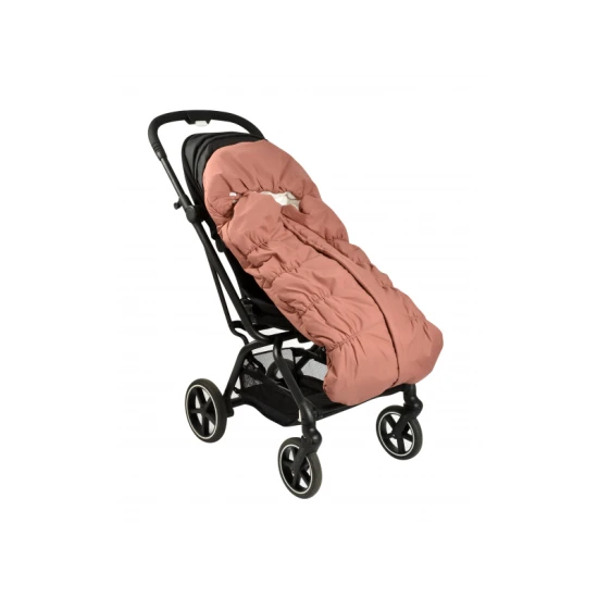 Beaba Fusak do kočárku 6-24 m Terracotta Teplý fusak do kočárku s umělou kožešinou a voděodolným vnějším materiálem, určený k ochraně dětí před chladem a nepříznivým počasím.