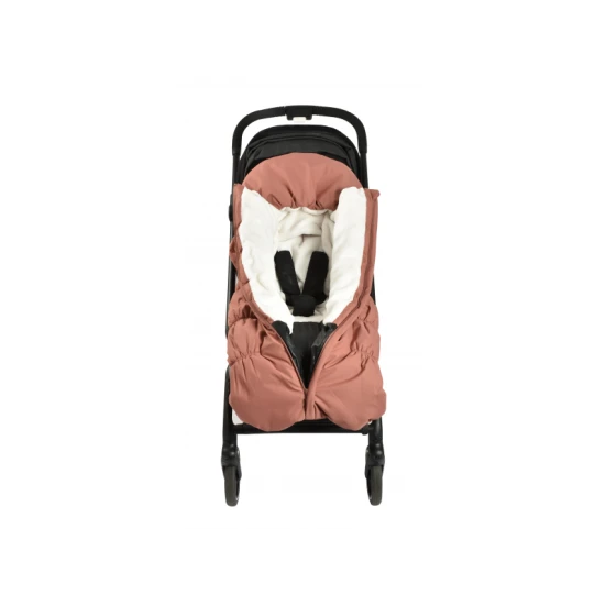 Beaba Fusak do kočárku 6-24 m Terracotta Teplý fusak do kočárku s umělou kožešinou a voděodolným vnějším materiálem, určený k ochraně dětí před chladem a nepříznivým počasím.