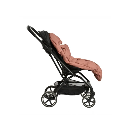 Beaba Fusak do kočárku 6-24 m Terracotta Teplý fusak do kočárku s umělou kožešinou a voděodolným vnějším materiálem, určený k ochraně dětí před chladem a nepříznivým počasím.