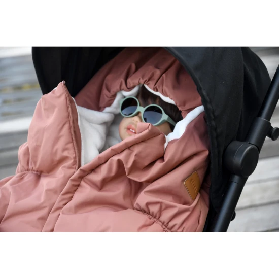 Beaba Fusak do kočárku 6-24 m Terracotta Teplý fusak do kočárku s umělou kožešinou a voděodolným vnějším materiálem, určený k ochraně dětí před chladem a nepříznivým počasím.