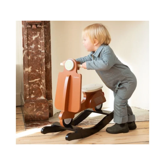 Childhome Rust Black – dřevěný houpací skútr pro děti