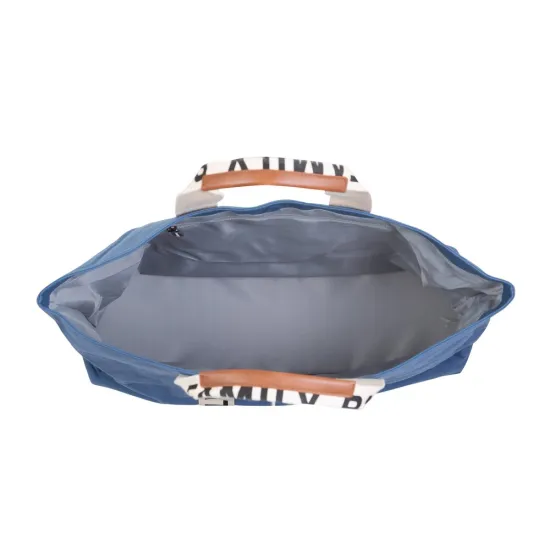 Prostorná cestovní taška Family Bag Indigo, kterou využijete při výletech s vaší rodinou, abyste měli vždy po ruce vše potřebné. 