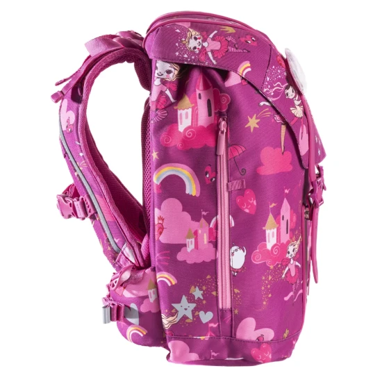 Lehoučká školní taška Ballerina Dark Pink skvěle sedí na zádech malého studenta.