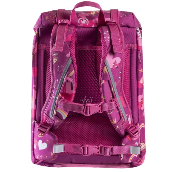 Lehoučká školní taška Ballerina Dark Pink skvěle sedí na zádech malého studenta.