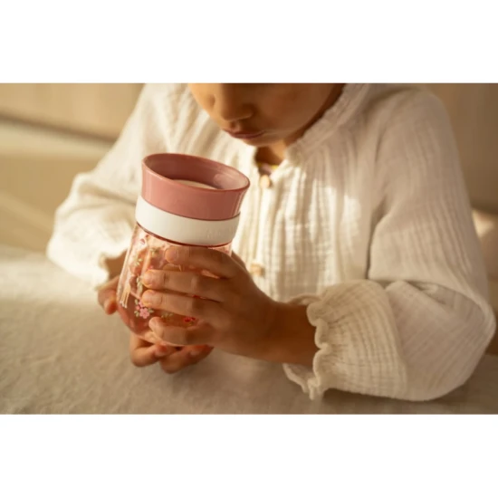 Kvalitní trénovací hrnek Little Dutch se snadným čištěním a objemem 300 ml. 