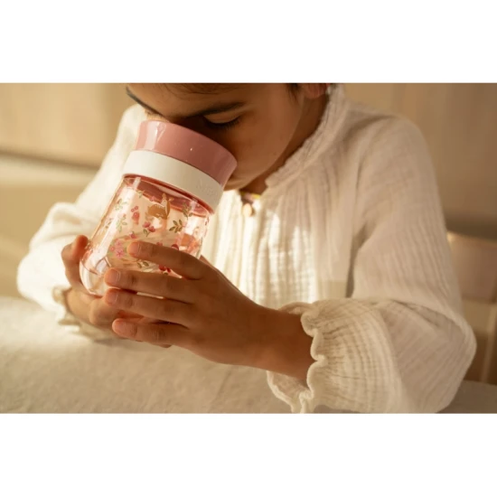 Kvalitní trénovací hrnek Little Dutch se snadným čištěním a objemem 300 ml. 