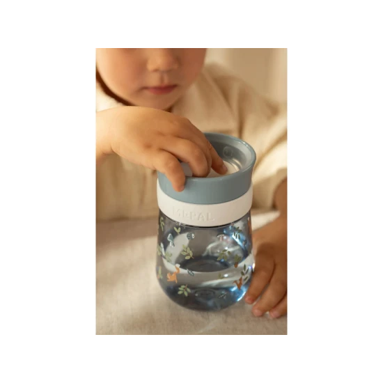 Kvalitní trénovací hrnek Little Dutch se snadným čištěním a objemem 300 ml s motivem lesa. 