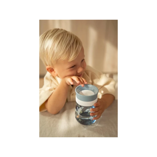 Kvalitní trénovací hrnek Little Dutch se snadným čištěním a objemem 300 ml s motivem lesa. 