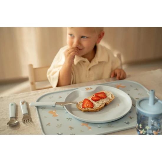 Bezpečný nerezový příbor s plastovou rukojetí pro snadné uchopení.