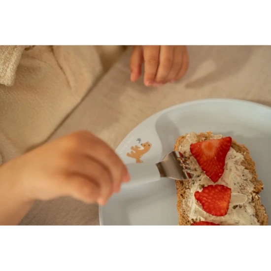 Bezpečný nerezový příbor s plastovou rukojetí pro snadné uchopení.