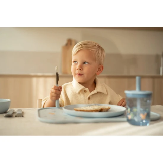 Bezpečný nerezový příbor s plastovou rukojetí pro snadné uchopení.