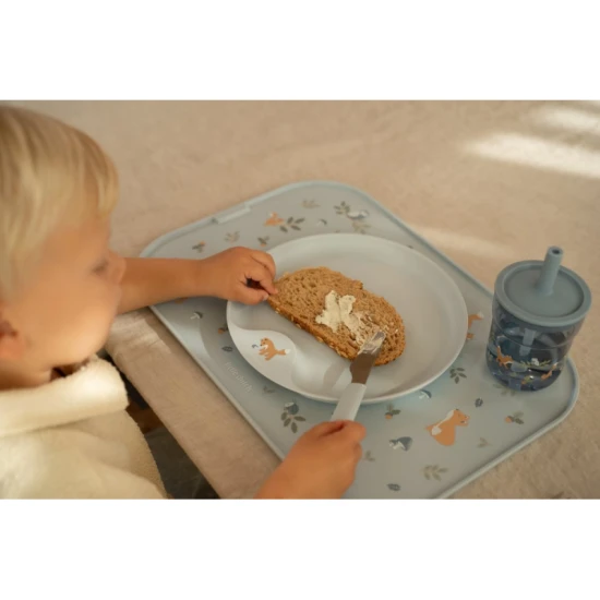 Bezpečný nerezový příbor s plastovou rukojetí pro snadné uchopení.