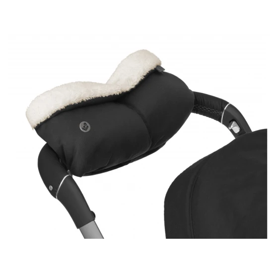 Maxi-Cosi rukavice na kočárek s měkkou plyšovou podšívkou, vyrobené ze 100% recyklovaných materiálů, poskytují teplo a ochranu před chladem během zimních procházek.