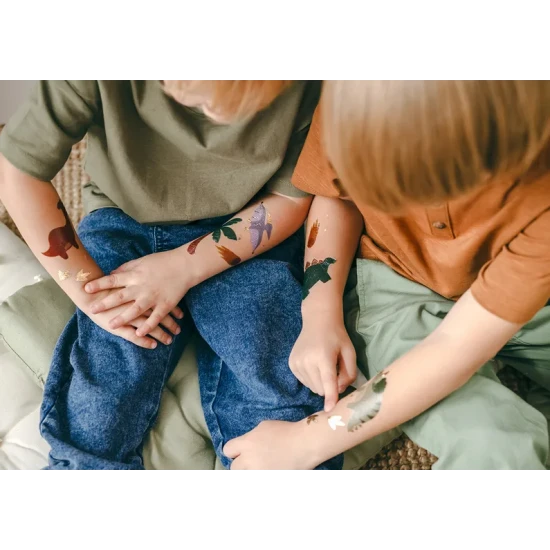 Dočasné tetovačky s dinosaury pro malé dobrodruhy.