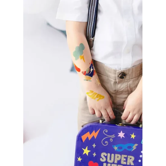 Dočasné tetovačky letadel pro akční dobrodruhy.