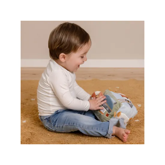 Barevná sbírka textur, zvuků a postav inspirovaných zálivem se snoubí v designu této měkké kostky plné aktivit.