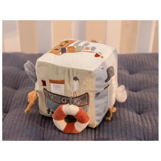 Barevná sbírka textur, zvuků a postav inspirovaných zálivem se snoubí v designu této měkké kostky plné aktivit.