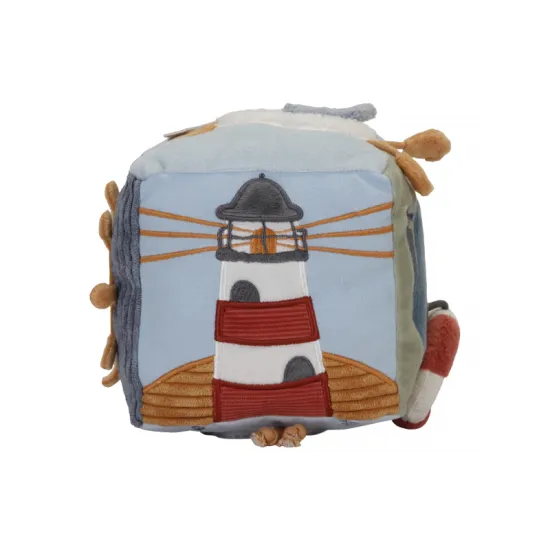 Barevná sbírka textur, zvuků a postav inspirovaných zálivem se snoubí v designu této měkké kostky plné aktivit.