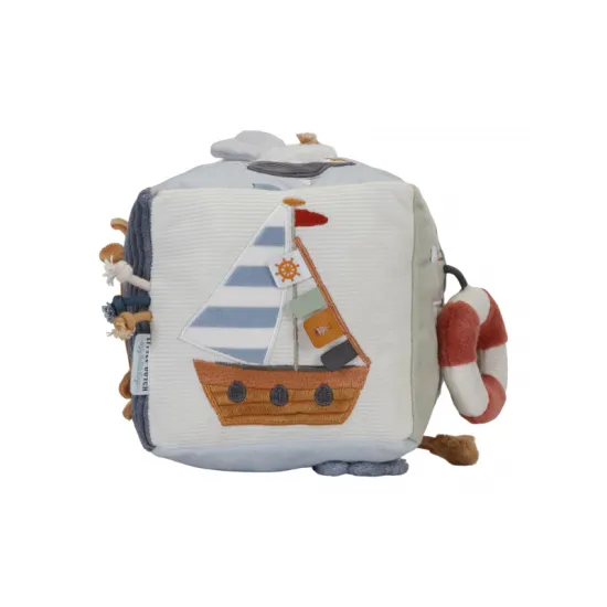 Barevná sbírka textur, zvuků a postav inspirovaných zálivem se snoubí v designu této měkké kostky plné aktivit.