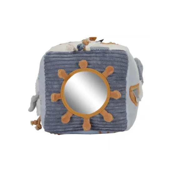 Barevná sbírka textur, zvuků a postav inspirovaných zálivem se snoubí v designu této měkké kostky plné aktivit.