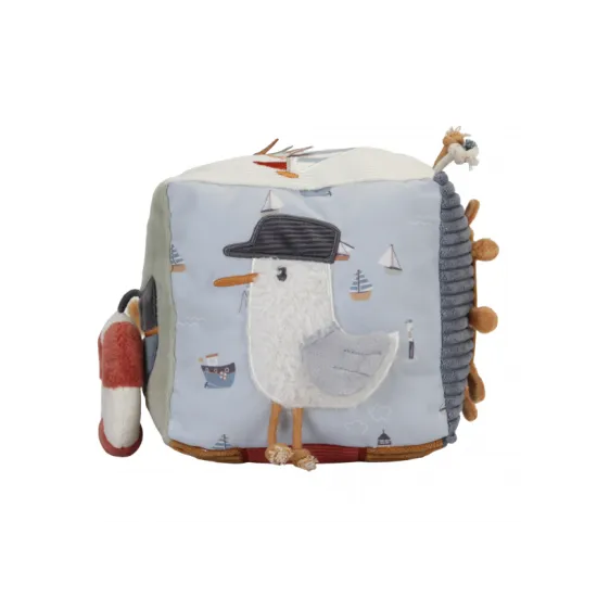 Barevná sbírka textur, zvuků a postav inspirovaných zálivem se snoubí v designu této měkké kostky plné aktivit.