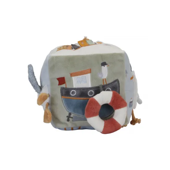 Barevná sbírka textur, zvuků a postav inspirovaných zálivem se snoubí v designu této měkké kostky plné aktivit.