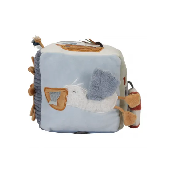 Barevná sbírka textur, zvuků a postav inspirovaných zálivem se snoubí v designu této měkké kostky plné aktivit.