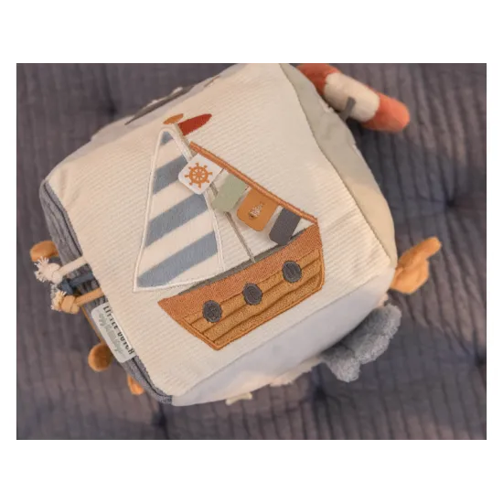 Barevná sbírka textur, zvuků a postav inspirovaných zálivem se snoubí v designu této měkké kostky plné aktivit.