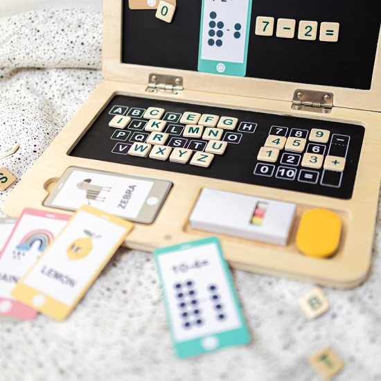 Dřevěný notebook s tabulí