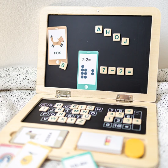 Dřevěný notebook s tabulí