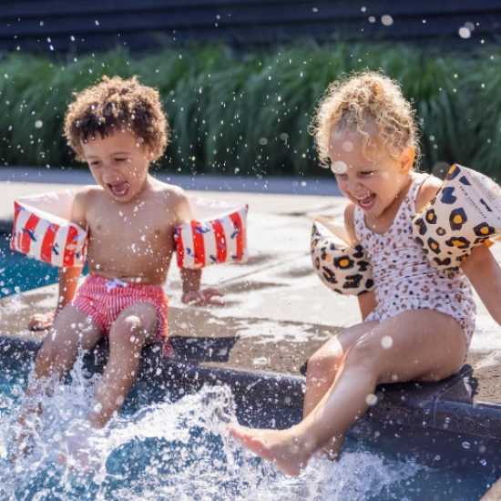 Nafukovací dětské plavecké rukavice Swim Essentials Velryby pro děti, ideální pro plavání v bazénu i u moře.